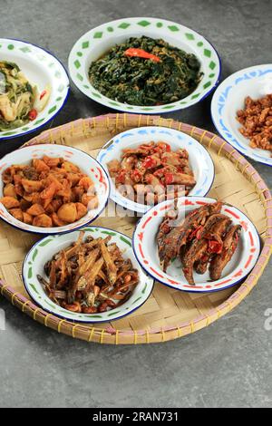 Verschiedene indonesische Beilagen auf Warung Tegal, Warteg Menü Nasi Campur Stockfoto