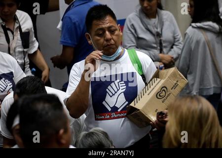 Mexiko-Stadt, Mexiko. 04. Juli 2023. 4. Juli 2023, Mexiko-Stadt, Mexiko: Unterstützer der Nationalen Aktionspartei, die die Kandidaten für das Präsidentenamt von Mexiko am Sitz der Partei in Mexiko-Stadt unterstützen. Am 4. Juli 2023 in Mexico City, Mexiko (Foto: Luis Barron/Eyepix Group/Sipa USA). Kredit: SIPA USA/Alamy Live News Stockfoto