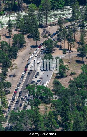 Der Blick auf den überfüllten Verkehr mit vielen Autos auf der Straße im Sommer im Yosemite National Park, Kalifornien - von oben gesehen. Stockfoto