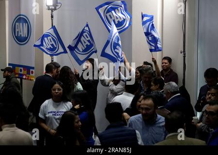 Mexiko-Stadt, Mexiko. 04. Juli 2023. 4. Juli 2023, Mexiko-Stadt, Mexiko: Unterstützer der Nationalen Aktionspartei, die die Kandidaten für das Präsidentenamt von Mexiko am Sitz der Partei in Mexiko-Stadt unterstützen. Am 4. Juli 2023 in Mexico City, Mexiko (Foto: Luis Barron/Eyepix Group/Sipa USA). Kredit: SIPA USA/Alamy Live News Stockfoto