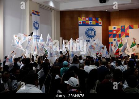 Mexiko-Stadt, Mexiko. 4. Juli 2023. Unterstützer der Nationalen Aktionspartei, die die Kandidaten für das Präsidentenamt Mexikos am Sitz der Partei in Mexiko-Stadt unterstützen. Am 4. Juli 2023 in Mexiko-Stadt, Mexiko (Kreditbild: © Luis Barron/Eyepix via ZUMA Press Wire) NUR REDAKTIONELLER GEBRAUCH! Nicht für den kommerziellen GEBRAUCH! Stockfoto