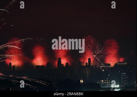 New York, USA. 04. Juli 2023. Sehen Sie Macy's 4. Juli Feuerwerk aus dem Queens Borough of New York, NY, 4. Juli 2023. (Foto: Anthony Behar/Sipa USA) Guthaben: SIPA USA/Alamy Live News Stockfoto