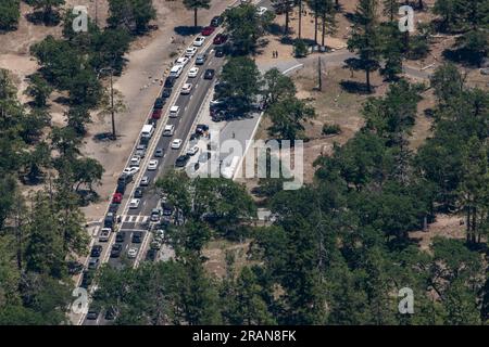 Der Blick auf den überfüllten Verkehr mit vielen Autos auf der Straße im Sommer im Yosemite National Park, Kalifornien - von oben gesehen. Stockfoto