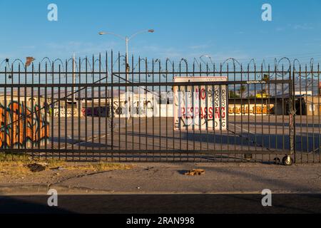 Kein Trespassing-Schild am Iron Gate. Stockfoto