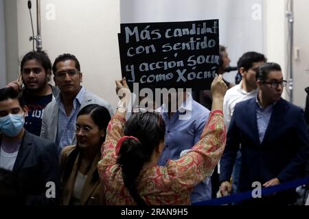 Mexiko-Stadt, Mexiko. 04. Juli 2023. 4. Juli 2023, Mexiko-Stadt, Mexiko: Unterstützer der Nationalen Aktionspartei, die die Kandidaten für das Präsidentenamt von Mexiko am Sitz der Partei in Mexiko-Stadt unterstützen. Am 4. Juli 2023 in Mexico City, Mexiko (Foto: Luis Barron/Eyepix Group/Sipa USA). Kredit: SIPA USA/Alamy Live News Stockfoto