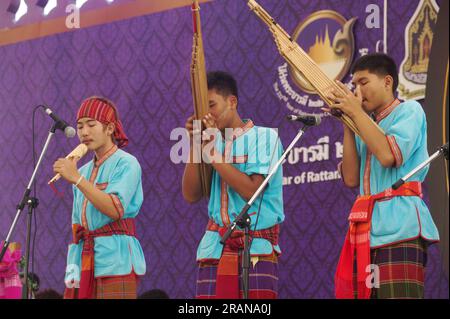 Ein nicht identifiziertes Männchen, das Bambusorgel spielt, ist ein Volksinstrument, das eine touristische Show aufführt. Auf der Thai Messe im 232. Jahr der Stadt Rattanakosin. Stockfoto