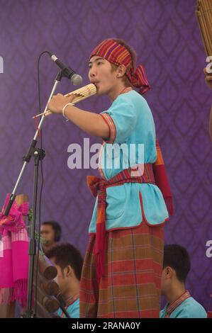 Ein nicht identifiziertes Männchen, das Bambusorgel spielt, ist ein Volksinstrument, das eine touristische Show aufführt. Auf der Thai Messe im 232. Jahr der Stadt Rattanakosin. Stockfoto