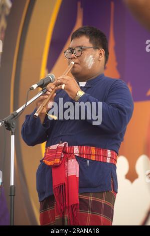 Ein nicht identifizierter Mann, der eine fluke spielt, ist ein Volksinstrument, das eine Touristenshow aufführt. Auf der Thai Messe im 232. Jahr der Stadt Rattanakosin. Stockfoto