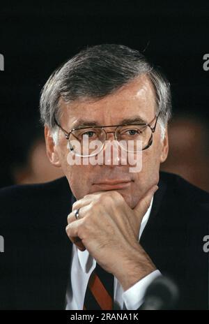 WASHINGTON DC - 26. FEBRUAR 1989 Virginia Governor Gerald Baliles (D) Chairman der National Governors Association während der Winterkonferenz im Hyatt Regency Hotel Stockfoto