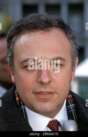 WASHINGTON DC - 26. NOVEMBER 1991 Russischer Außenminister Andrej Kozyrev spricht kurz nach seinem Treffen mit Präsident George H.W. mit Reportern in der Einfahrt des Westflügels Bush im Oval Office Stockfoto