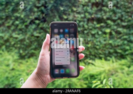 Kuala Lumpur, Malaysia - 29. Juni 2023: Nahaufnahme einer Hand mit einem Mobiltelefon mit Linkedin App-Symbol, einer leistungsstarken Social-Media-Anwendung für Stockfoto