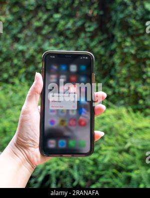 Kuala Lumpur, Malaysia - 29. Juni 2023: Nahaufnahme einer Hand mit einem Mobiltelefon, das das Symbol der Shopee App zeigt, eine leistungsstarke Online-Einkaufsplattform. Stockfoto