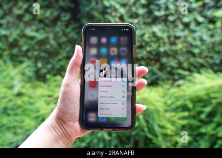 Kuala Lumpur, Malaysia - 29. Juni 2023: Nahaufnahme einer Hand mit einem Mobiltelefon und TikTok App-Symbol, einer leistungsstarken Anwendung für soziale Medien. Stockfoto