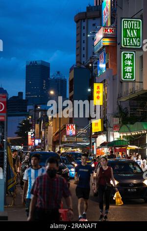 Kuala Lumpur, Malaysia - 1. Juli 2023: Straßenszene von KL Chinatown am Abend, zur Abenddämmerung. Chinatown ist sehr beliebt für Restaurants und Shopping Stockfoto