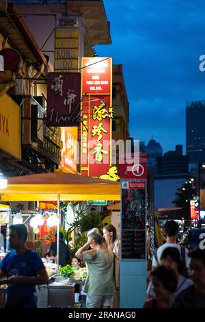 Kuala Lumpur, Malaysia - 1. Juli 2023: Straßenszene von KL Chinatown am Abend, zur Abenddämmerung. Chinatown ist sehr beliebt für Restaurants und Shopping Stockfoto