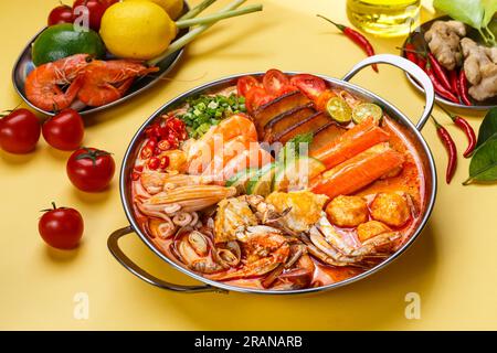 Scharfe und saure Garnelensuppe (Tom Yum Suppe), thailändische Gerichte Stockfoto