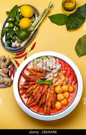 Tom Yum Goong Yai, scharfe Hühnerfüßchen-Suppe, Zitronengras, Limettensaft, Bird's Eye Chilis, thailändische Gerichte Stockfoto