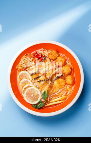 Bee Hoon（Reis vermicelli） mit Fischscheiben, thailändische Küche Stockfoto