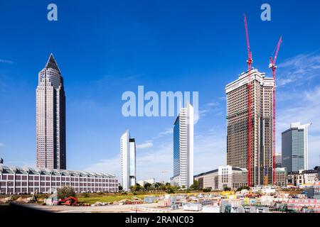 Frankfurt, Deutschland - 12. September 2010: Messeturm und neuer Wolkenkratzer auf der Baustelle in Frankfurt. Stockfoto