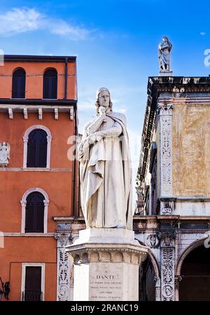 Verona, Italien - 5. August 2009: Statue von Dante Alighieri auf dem Marktplatz in Verona, Italien, Stockfoto