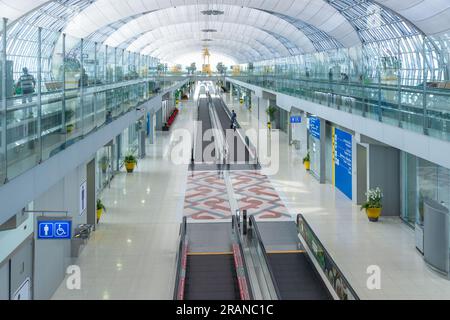 Bangkok, Thailand - 5. Januar 2010: Abflugbereich des neuen Bangkok Airport Suvarnabhumi in moderner Glasarchitektur. Stockfoto