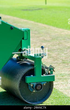 Ein mechanischer schwerer Pitch Roller, der neben einem Cricket-Platz auf einem Cricket-Oval in Chatswood in Sydney, Australien, geparkt hat Stockfoto