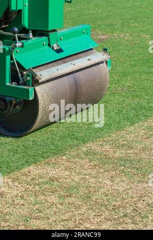 Ein mechanischer schwerer Pitch Roller, der neben einem Cricket-Platz auf einem Cricket-Oval in Chatswood in Sydney, Australien, geparkt hat Stockfoto