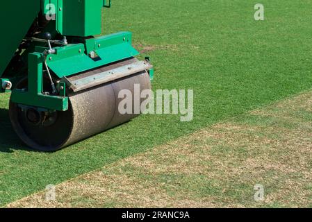 Ein mechanischer schwerer Pitch Roller, der neben einem Cricket-Platz auf einem Cricket-Oval in Chatswood in Sydney, Australien, geparkt hat Stockfoto