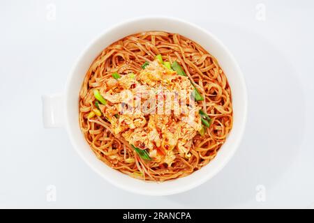 Nudeln gemischt mit Rindfleisch, isoliert auf weißem Hintergrund. Stockfoto