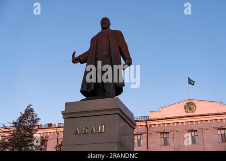 Denkmal für den Nationalhelden Abai. Pavlodar. Kasachstan. 23. November 2022. Stockfoto