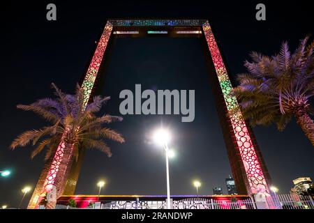 Dubai, Vereinigte Arabische Emirate. 25. November 2022: Neues architektonisches Wahrzeichen in Dubai ist ein goldener Rahmen vor einem schwarzen Himmel. Stockfoto