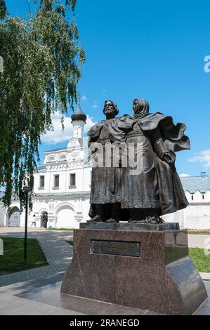 Russland, Murom 4. Juni 2023: Denkmal für Peter und Fevronien, Region Wladimir, Kloster der Heiligen Dreifaltigkeit in Murom. Stockfoto
