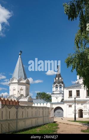 Kloster der Heiligen Verkündigung und die Mauer des Klosters der Heiligen Dreifaltigkeit in Murom. Stockfoto