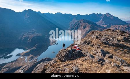 Wandern Sie auf einem Berg mit Blick auf die Cuillin-Berge von Sgurr na Stri auf der malerischen Isle of Skye in Schottland Stockfoto