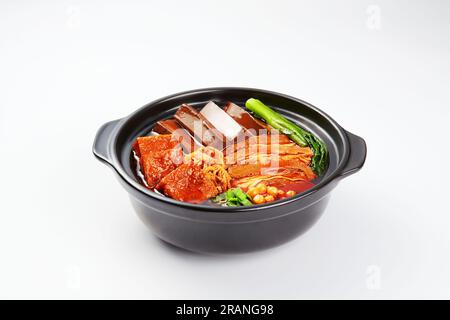 Würzige Entenblumengelee mit Rindfleisch im Topf, isoliert auf weißem Hintergrund. Stockfoto