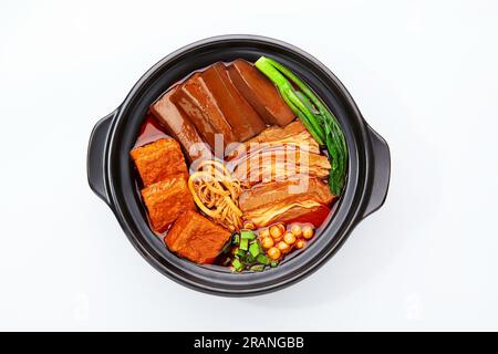 Würzige Entenblumengelee mit Rindfleisch im Topf, isoliert auf weißem Hintergrund. Stockfoto