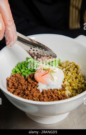 Zhajiangmian (chinesisches Gericht mit Schweinepulver auf Weizennudeln), isoliert auf weißem Hintergrund. Stockfoto