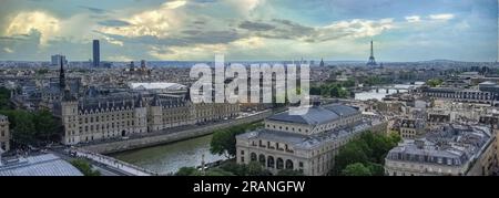 Paris, Panoramablick auf die Stadt, mit der Conciergerie an der seine, dem Montparnasse-Turm und dem Eiffelturm im Hintergrund Stockfoto