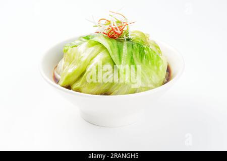 Gebratener chinakohl, isoliert auf weißem Hintergrund. Stockfoto