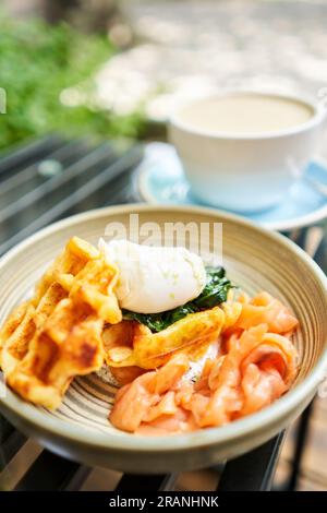 Kartoffelwaffeln, pochiertes Ei, Avocado-Sahne mit Lachs und Ei. Gesundes Frühstück, Eiweiß. Restaurant-Gericht. Stockfoto