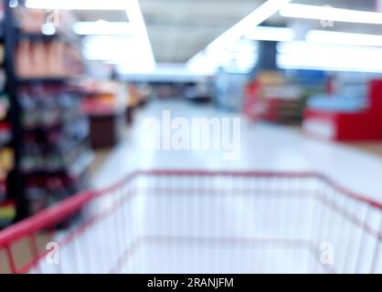 Supermarkt oder Minimart Gang und Regale verschwommenen Hintergrund. Geschäftskonzept Stockfoto