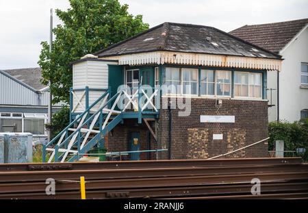 Littlehampton Railway Signal Box, altes denkmalgeschütztes Gebäude der Klasse II und historische Signalbox Typ 2, gebaut 1886, britische Eisenbahn in West Sussex, England, Großbritannien. Stockfoto