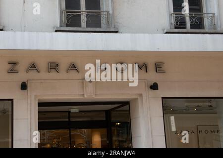 Bordeaux , Aquitaine France - 06 22 2023 : zara Hausshop Markenlogo und Textschild an der Fassadenwand Ladenkette Stockfoto