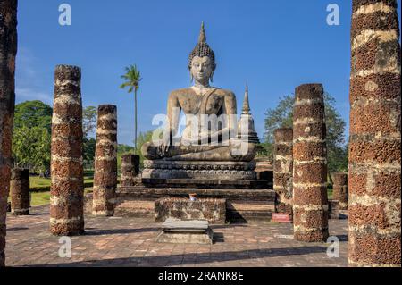 Wat Mahathat ist ein buddhistischer Tempelkomplex (Wat) im Sukhothai Historical Park, Provinz Sukhothai in der nördlichen Region Thailands Stockfoto