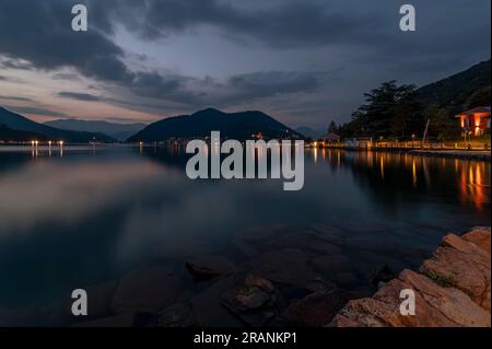 Luganer See in der Abenddämmerung, zwischen Porto Ceresio, Italien, und Morcote, Schweiz Stockfoto