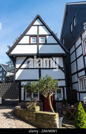 Hattingen, Deutschland - 11. April 2022: Altstadt Hattingen, ein traditionelles deutsches Architekturviertel mit Fachwerkhäusern in Hattingen, Nord-RHI Stockfoto