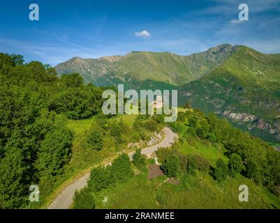 Luftaufnahme der romanischen Eremitage Sant Quirc de Durro und Umgebung im Vall de Boí, Alta Ribagorca, Lleida, Katalonien, Spanien Stockfoto