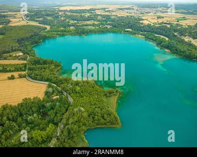 Blick aus der Vogelperspektive auf den See Estany de Banyoles, den Wald am Flussufer und Unterwasserdetails (Pla de l'Estany, Girona Catalonia) Stockfoto