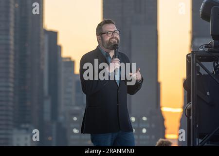 New York, Usa. 04. Juli 2023. NEW YORK, NY - 04. JULI: Rutledge Wood veranstaltet am 4. Juli 2023 im Stadtteil Queens in New York City das jährliche Macy's 4. of July Fireworks mit Blick auf die Skyline von Manhattan im Gantry State Plaza Park in Long Island City. Kredit: Ron Adar/Alamy Live News Stockfoto