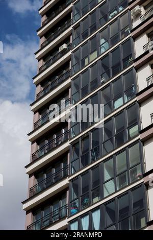 Neue Gebäudefassade, Fenster auf der Außenseite des Apartmenthauses. Moderne Architektur Stockfoto